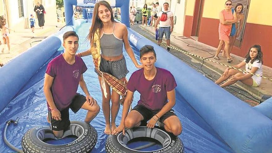 El tobogán acuático gigante llega a Orpesa en el ecuador de fiestas