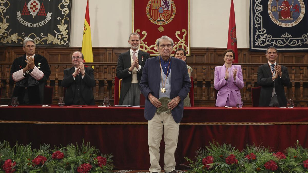 El rey Felipe VI entrega al poeta venezolano Rafael Cadenas el premio Cervantes.