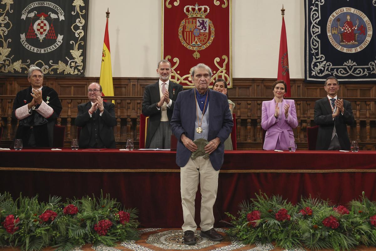 El rey Felipe VI entrega al poeta venezolano Rafael Cadenas el premio Cervantes