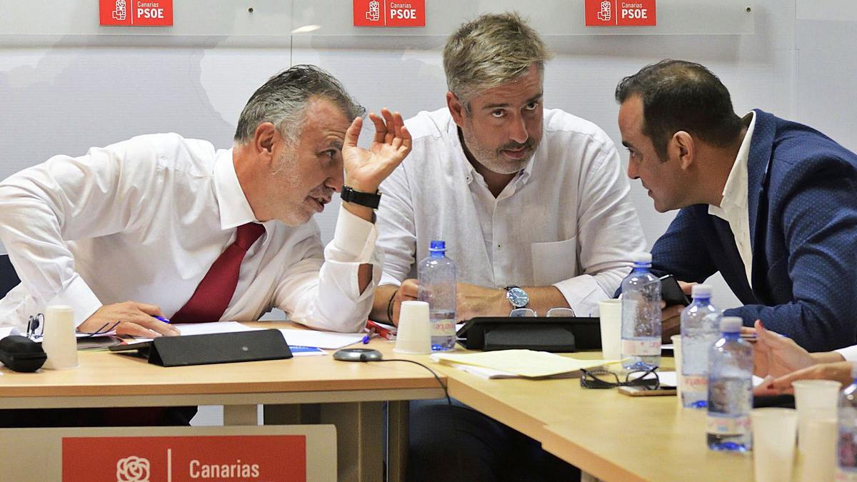 En la imagen de archivo, de izquierda a derecha, Ángel Víctor Torres, el secretario de Organización del PSOE canario, Jorge González, y Blas Acosta.