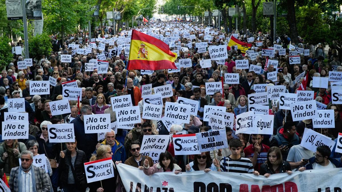 Miles de personas hacen un último llamamiento a Sánchez en Madrid para que resista y no dimita.