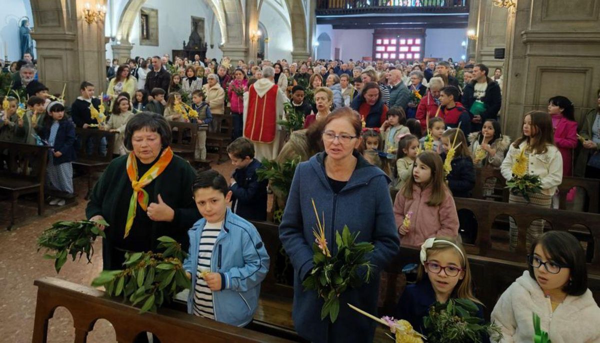 Niños y adultos con sus ramos de laurel ya bendecidos . | A. G.-O.