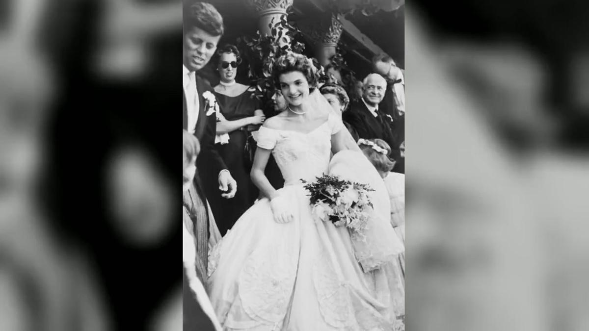 Jackie Kennedy el día de su boda, con un vestido diseñado por la modista afroamericana Ann Lowe.