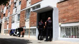 Los Mossos ante el portal en el que se encontró el cadáver en Ciudad Meridiana