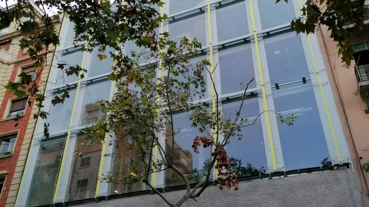 Nueva fachada de cristal del centro cívico Sagrada Família, este octubre