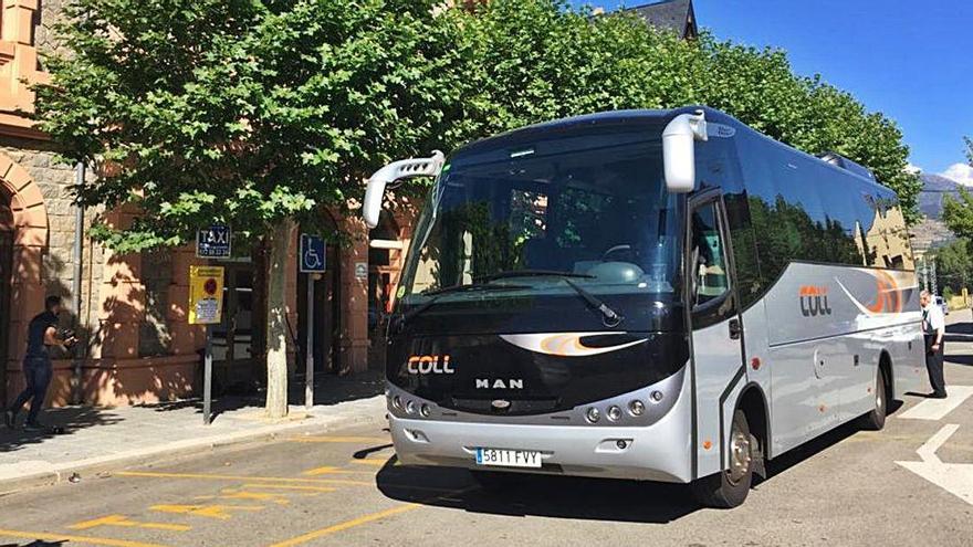 Un autobús de transport públic a Puigcerdà recull passatgers a la plaça de l&#039;estació de Renfe