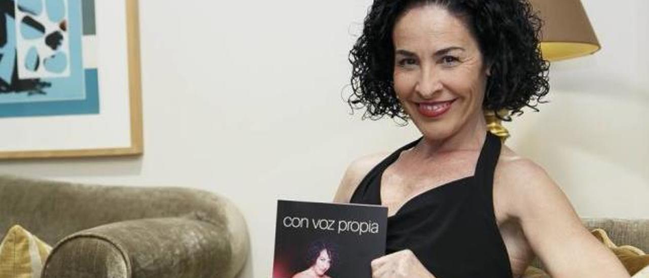 Nina sostiene su libro ´Con voz propia´, que mañana martes presentará en Palma.