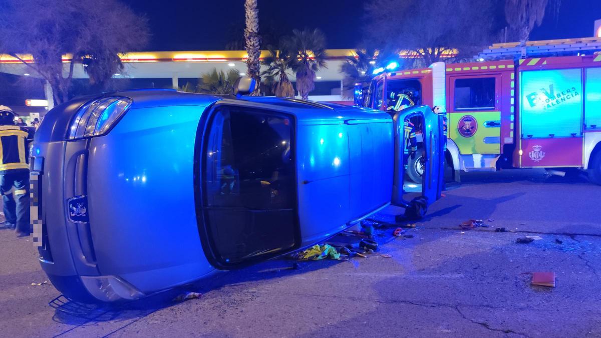 Una furgoneta vuelca en un aparatoso accidente en València