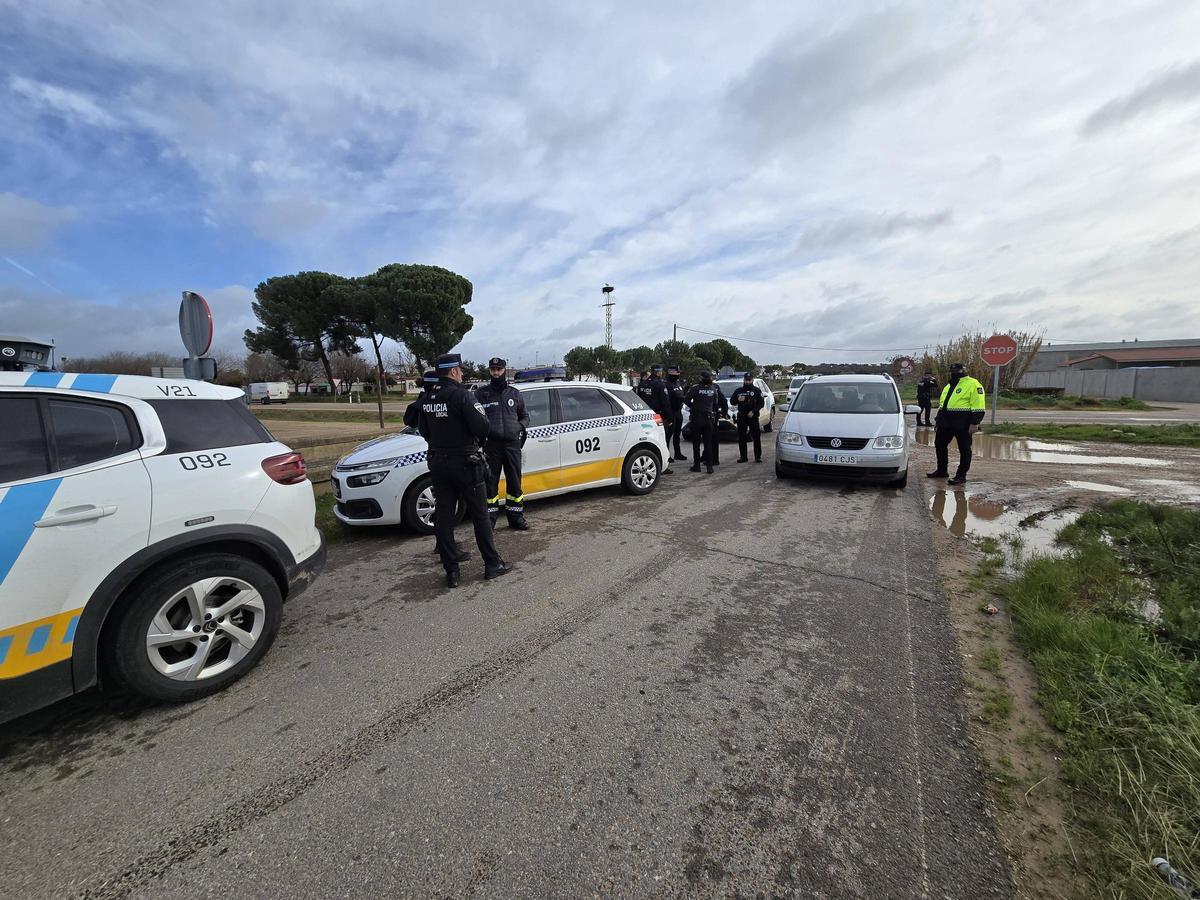 Policía durante el desalojo de los vecinos de Casas Aisladas.