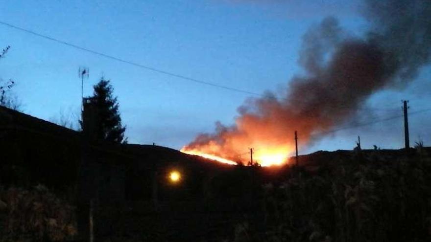 Incendio en Refoxos en la jornada de ayer. // Bernabé/Luismy