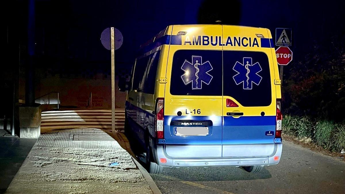 La ambulancia no asistencial movilizada este fin de semana delante del PAC del centro de salud de Cangas.