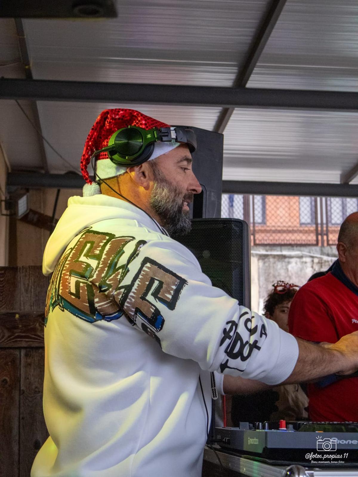 La Fundació del Convent de Santa Clara reparteix joguines a infants de la plataforma d'aliments