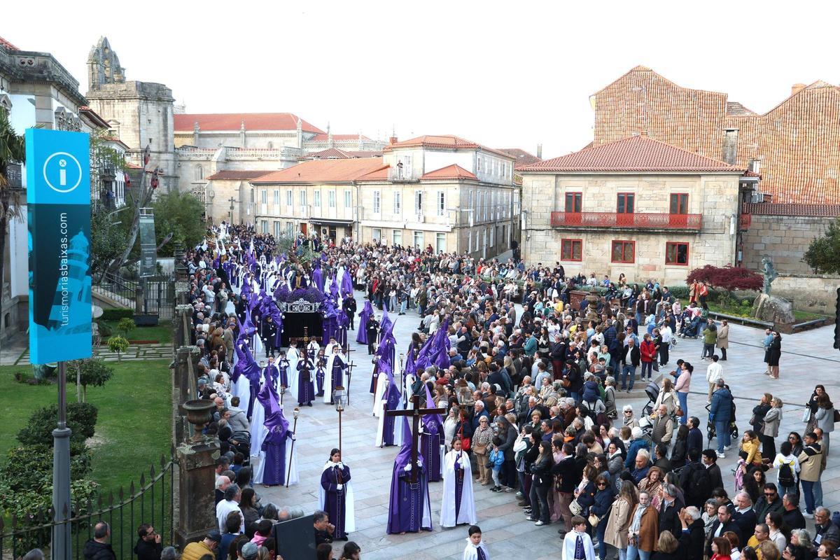 Las calles de Pontevedra vivieron un multitudinario Jueves Santo.