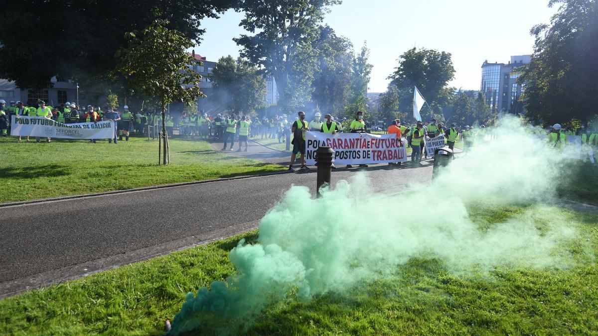 Trabajadores de Ence y auxiliares cortan el tráfico en los accesos a Pontevedra