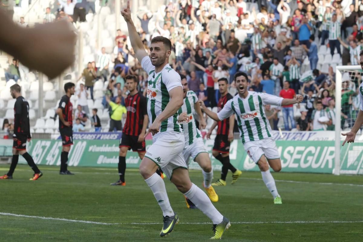 El Córdoba vence en el último suspiro al Reus.