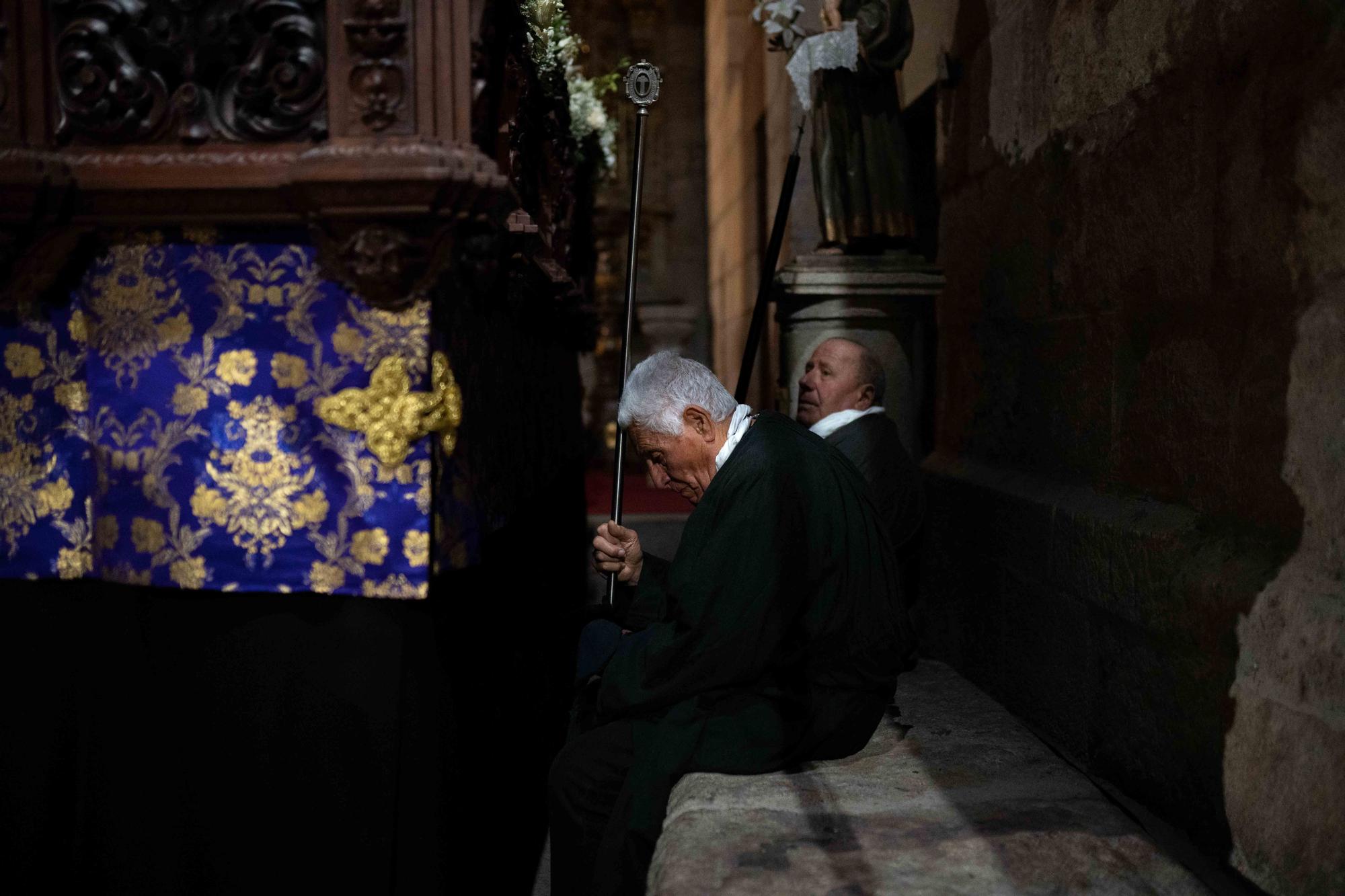 GALERÍA | La salida de Jesús Nazareno y las tradicionales sopas de ajo, en imágenes