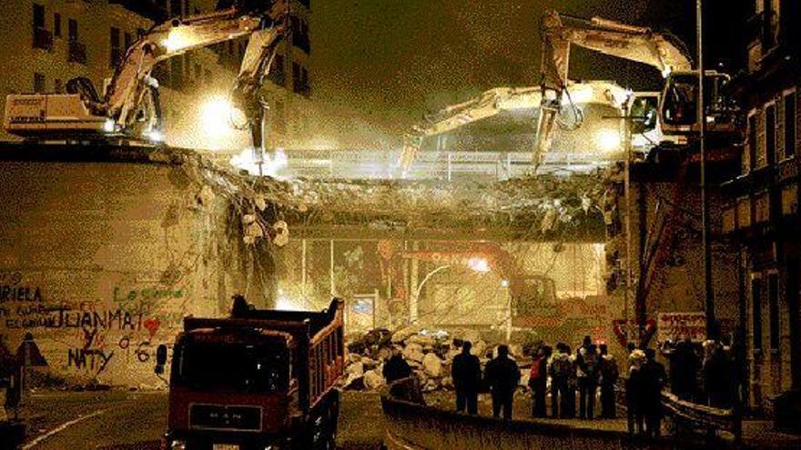 Momento en que las máquinas proceden al derribo del puente ubicado en la salida de Marcelo Macías, para la colocación de un nuevo tablero, con el doble de longitud y ancho que mejorará la seguridad vial en la zona. / jesús regal