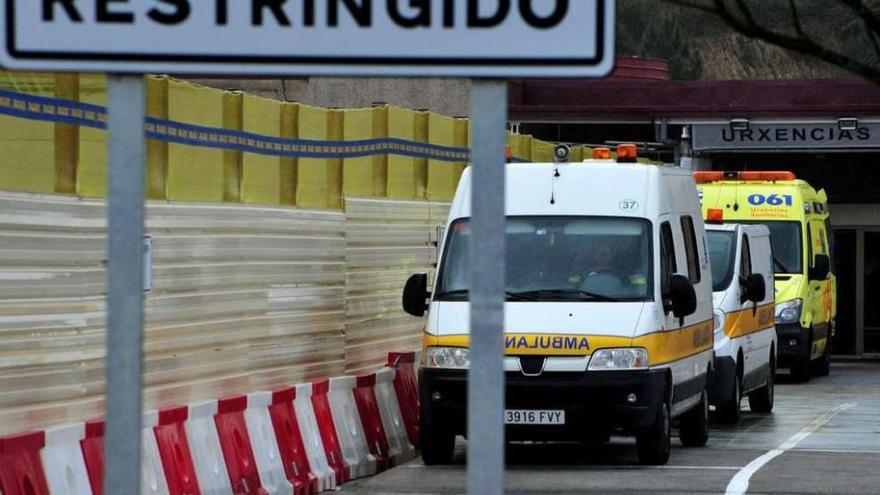 Ambulancias ante la puerta de urgencias del Hospital do Salnés. // Iñaki Abella