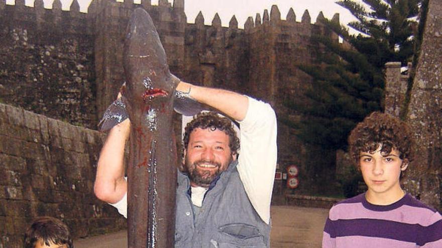 Una hora de lucha en familia. Campio Fernández y su hijo Javier se midieron hace poco más de un mes con este congrio de 28 kilos y 2,20 metros de longitud. Pescaban en el espigón de Baiona, a escasos metros del Monte Real Club de Yates. Necesitaron una hora para doblegar al animal, que opuso una enorme resistencia. Campio, residente en Baiona aunque natural de Chandebrito (Nigrán), reconocía poco después de la proeza que por momentos pensó que lo lanzaba al mar. Se lo quedaron y aún deben guardar algún trozo en el congelador.