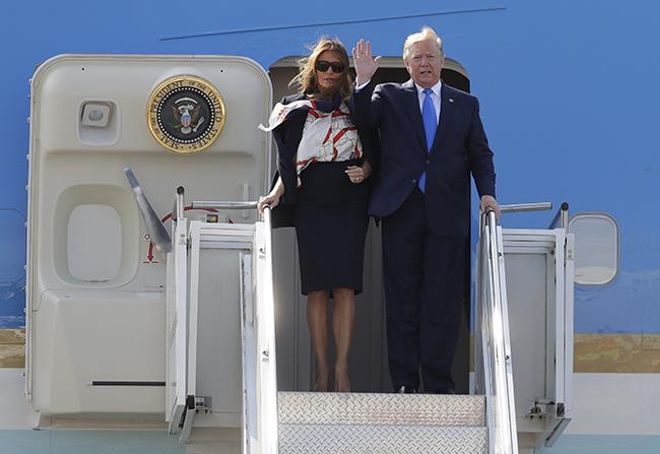 Melania Trum a su llegada a Reino Unido en el Air Force One