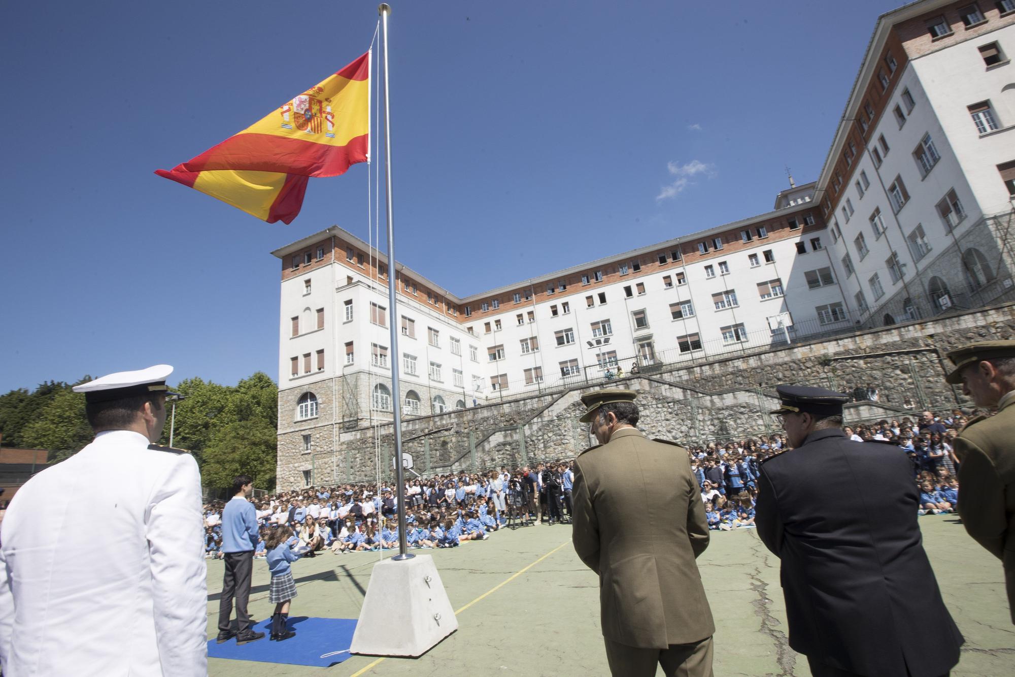 Izado de bandera en el colegio Santa María del Naranco