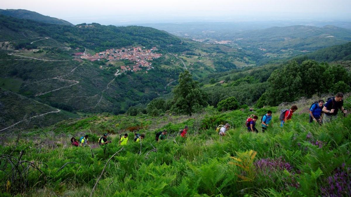 Senderistas en la localidad cacereña de Guijo de Santa Bárbara.