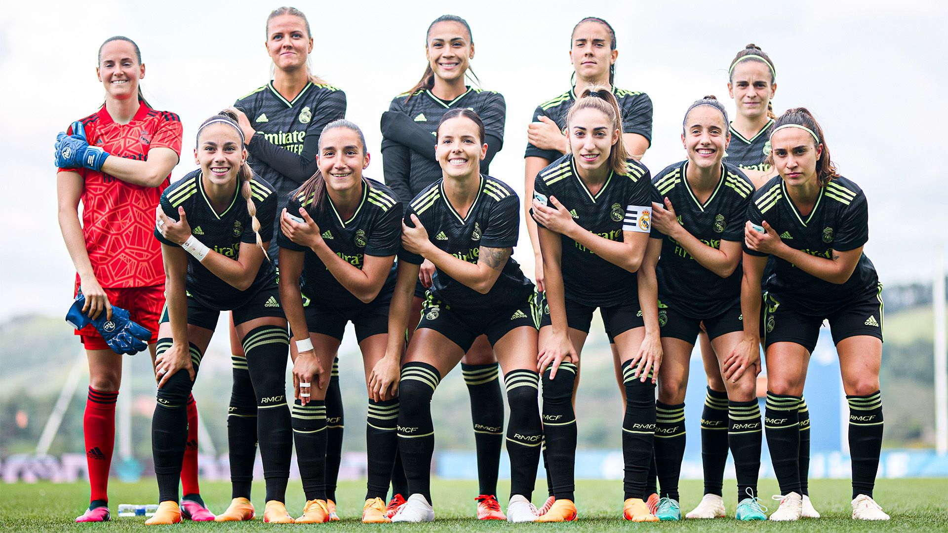 Las jugadoras del Real Madrid tapándose el logo de la Liga F en forma de protesta