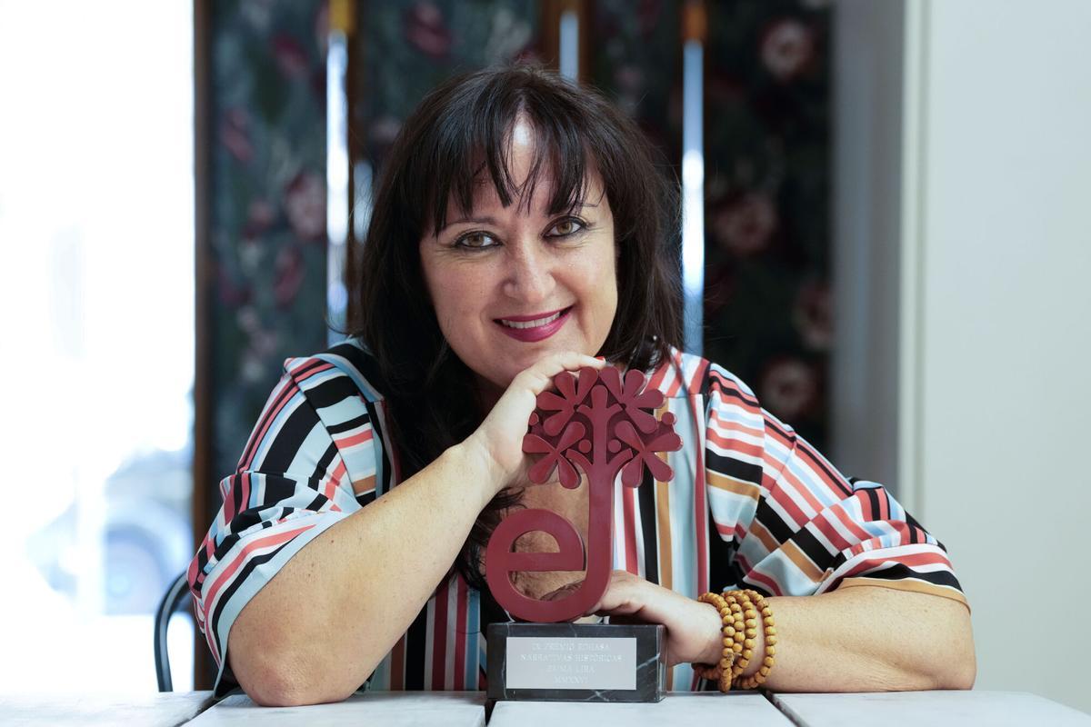 La periodista y escritora madrileña Emma Lira ha sido galardonada con el noveno Premio Edhasa Narrativas Históricas por la novela 'La luz de Medina'