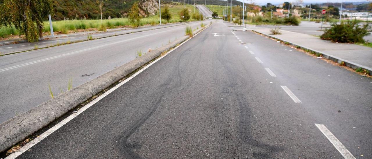 Marcas de las ruedas causadas por las carreras ilegales en el polígono de Vío.