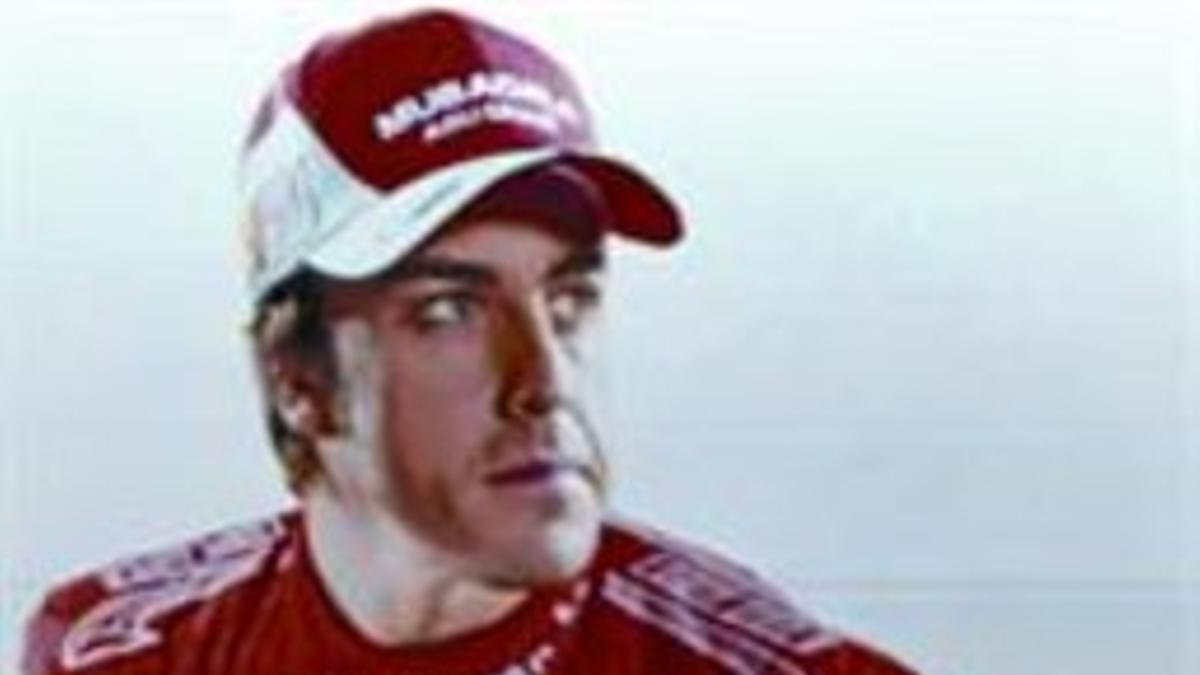 Alonso, ante un póster con su foto en el box de Ferrari en Hockenheim.