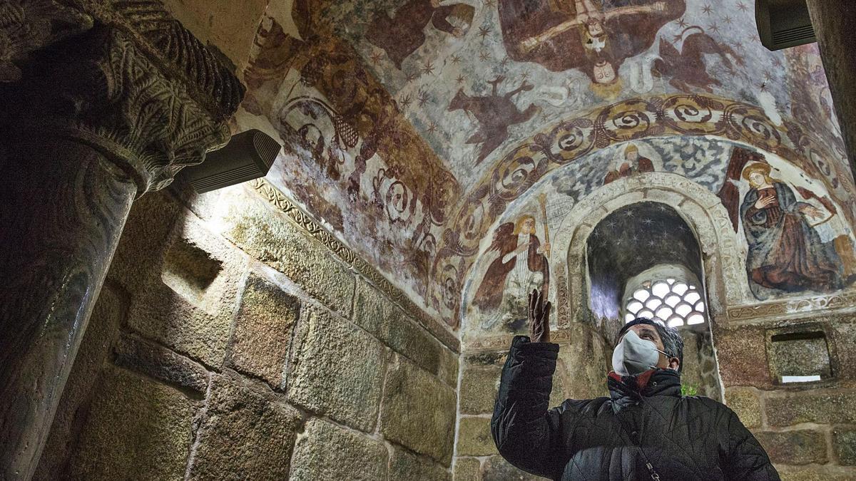 María Isabel Alonso muestra y explica los frescos del templo a los periodistas