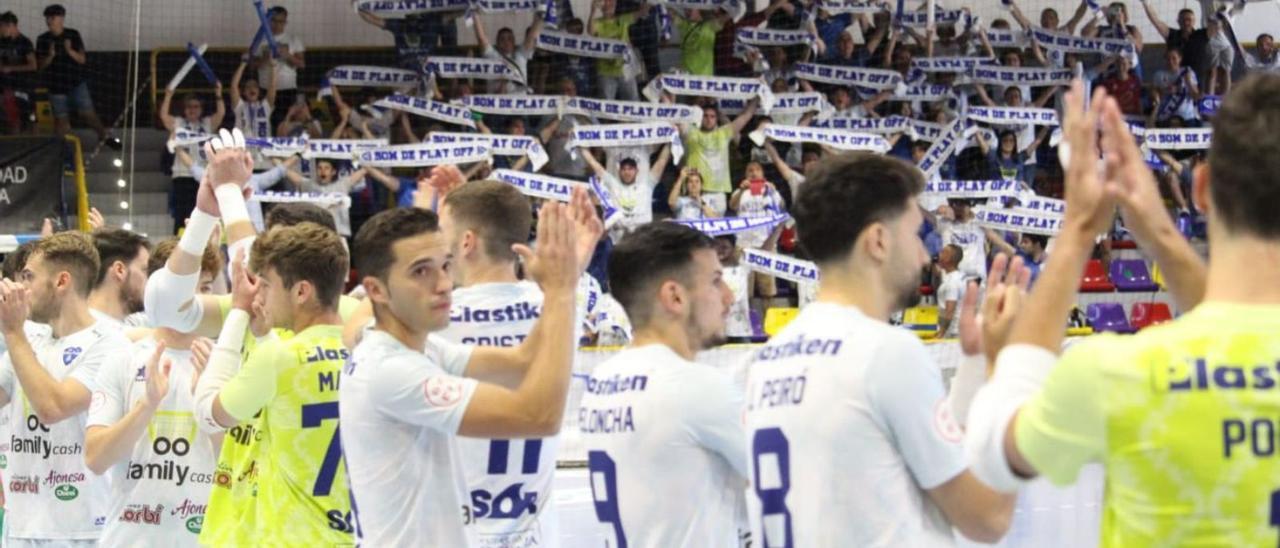 Los aficionados desplazados a Antequera animan con orgullo a los jugadores del Alzira FS. | RAÜL AMAT