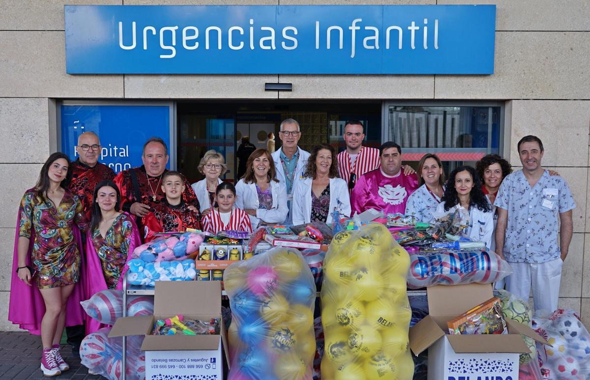 Sanitarios y sardineros de Momo posaron, sonrientes, en la puerta de Urgencias de Infantil.