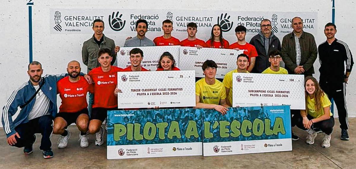 Podi de les finals de Cicles formatius de Pilota a l'Escola.