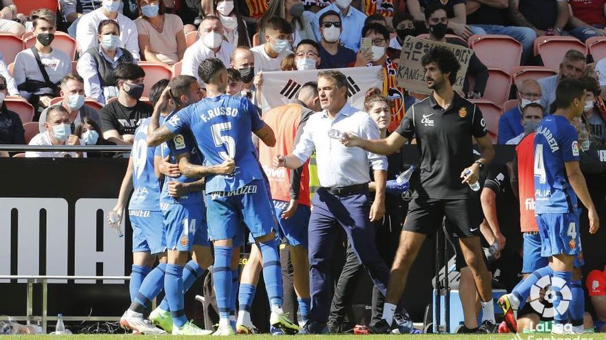 Luis Gar´cía felicita a sus jugadores tras la consecución del segundo tanto en Mestalla.