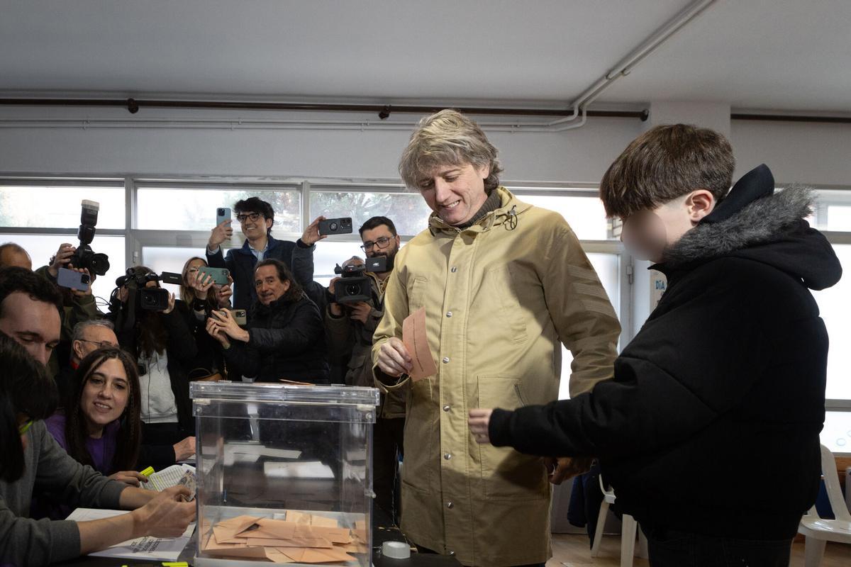 El candidato del PSOE a la Presidencia de la Junta de Castilla y León, Carlos Martínez, ejerce su derecho al voto, a 15 de marzo de 2026, en Soria, Castilla León (España).