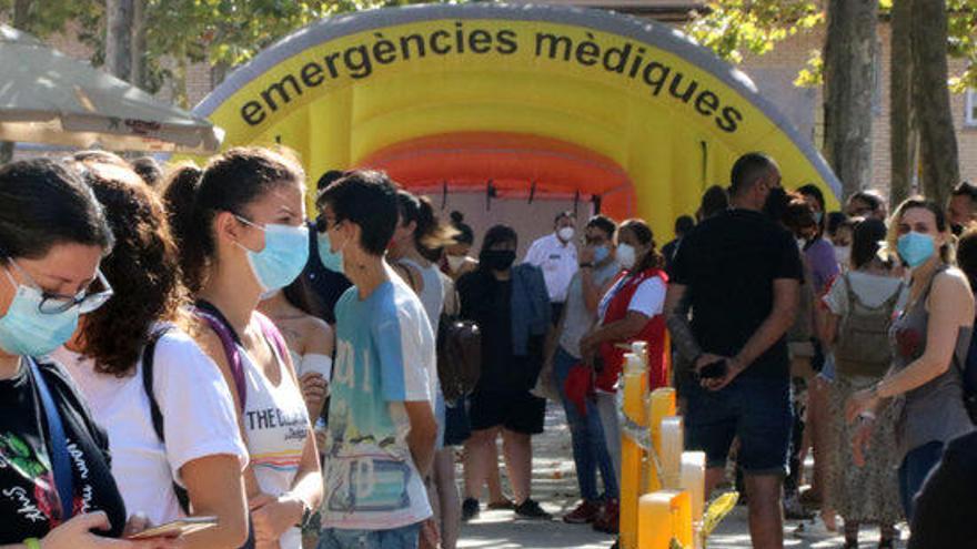 Cua de ciutadans de Terrassa que esperen a accedir a una de les carpes habilitades per Salut per fer proves PCR.