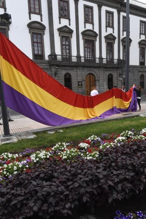 17-07-19 CANARIAS Y ECONOMIA. PARQUE DE SAN TELMO. LAS PALMAS DE GRAN CANARIA. Manifestacion, concentracion y despliegue de la bandera republicana delante del Palacio Militar. Fotos: Juan Castro.  | 17/07/2019 | Fotógrafo: Juan Carlos Castro