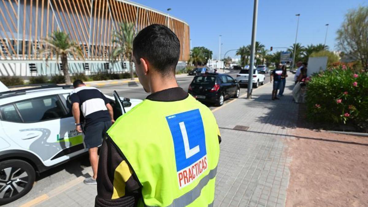 Un alumno a punto de iniciar el examen de conducir junto al pabellón inclusivo de Elche