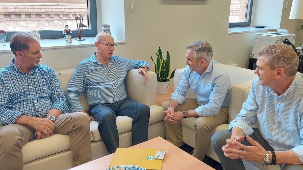 El conseller de Agricultura, Miguel Barrachina, en la reunión con representantes de Ava-Asaja.