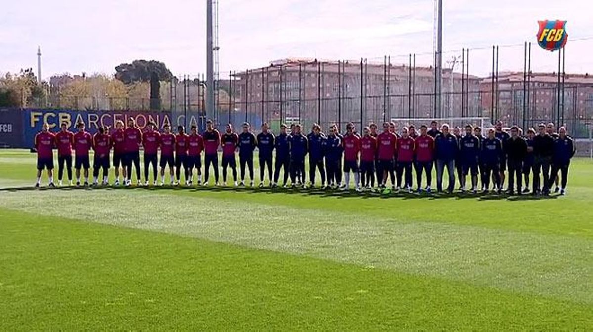 Els jugadors del Barça han fet un minut de silenci abans de l’entrenament en memòria de Johan Cruyff.