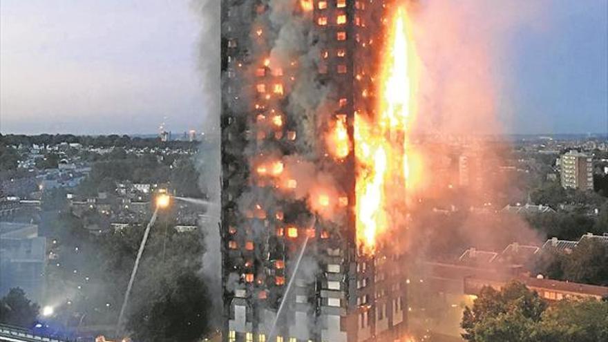 Un incendio azota a los pobres en el barrio más rico de Londres