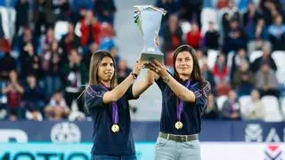 El Ciutat ovaciona a Alba y Méndez, campeonas con España de la Liga de Naciones
