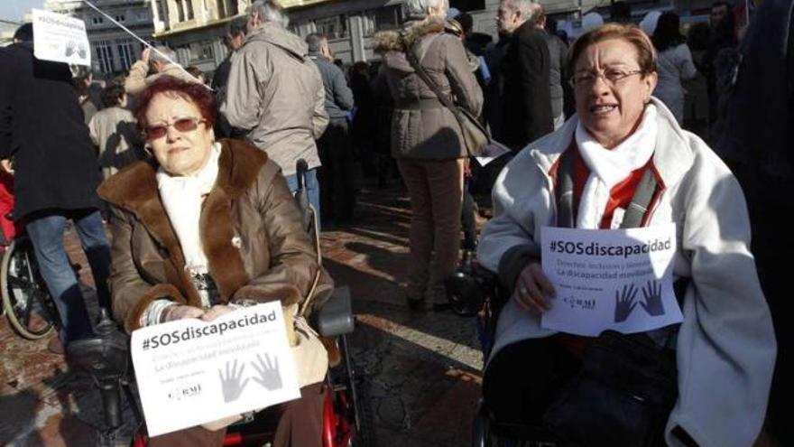 Demetria Cueva y Ana María Boullosa, ayer en la Escandalera, en Oviedo.