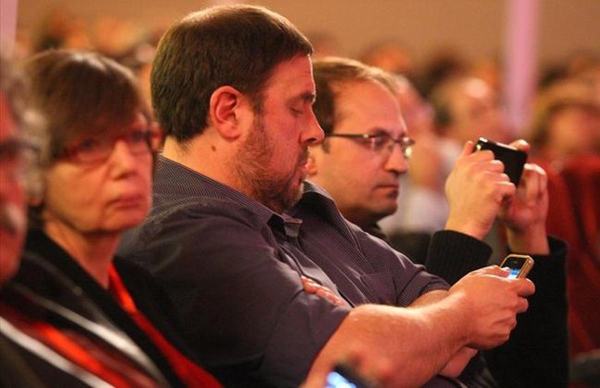 Joan Herrera i Oriol Junqueras consulten els mòbils, al congrés de CCOO de Catalunya, diumenge. Joan Herrera i Oriol Junqueras consulten els mòbils, al congrés de CCOO de Catalunya, diumenge.