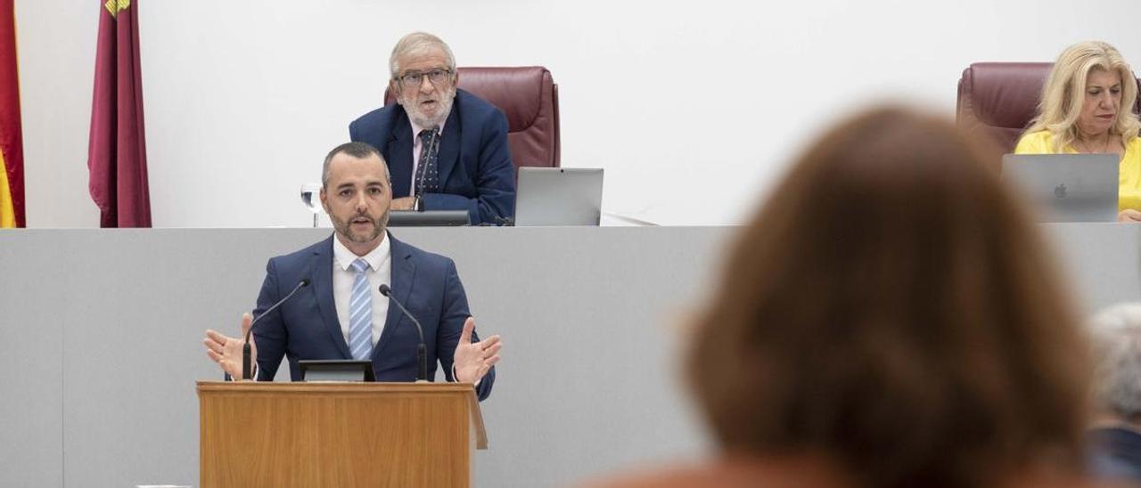 Juan Antonio Mata, del PP, se dirige a Marín (Podemos).