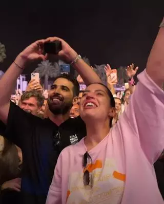 Se arrodilla en plena fiesta de Ushuaïa Ibiza, le pide matrimonio y Martin Garrix reacciona desde el escenario.