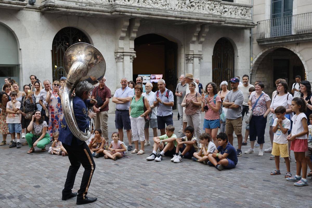 Les imatges de l'espectacle de carrer Fantasies Kikiristaneses dins el cicle Nit d'estiu del Caixaforum