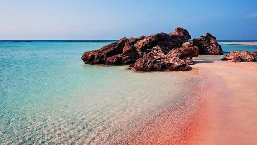 La playa rosa del Mediterráneo que fue elegida como la mejor del mundo: aguas turquesas y un paisaje protegido