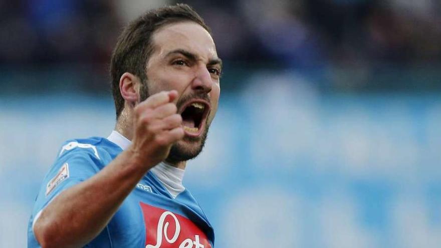 Gonzalo Higuaín celebra su gol ante el Carpi. // Reuters